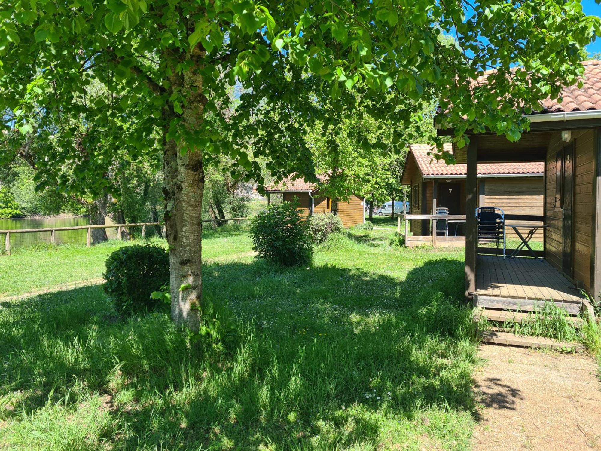 Les Chalets Guinguette Capdenac-Gare Bagian luar foto
